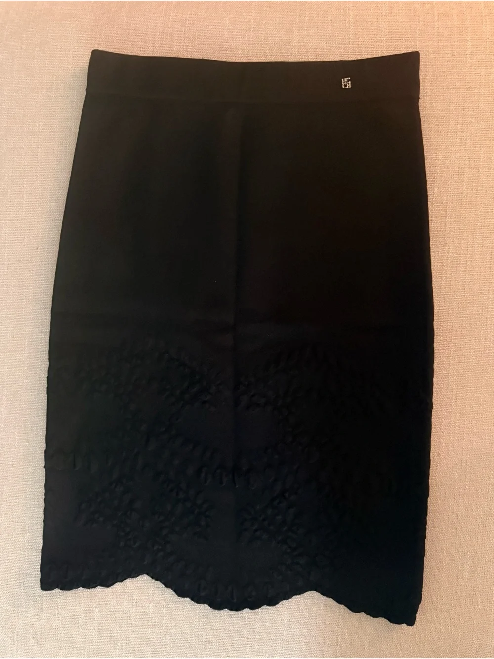Carolina Herrera Black Scalloped-Hem Pencil Skirt
